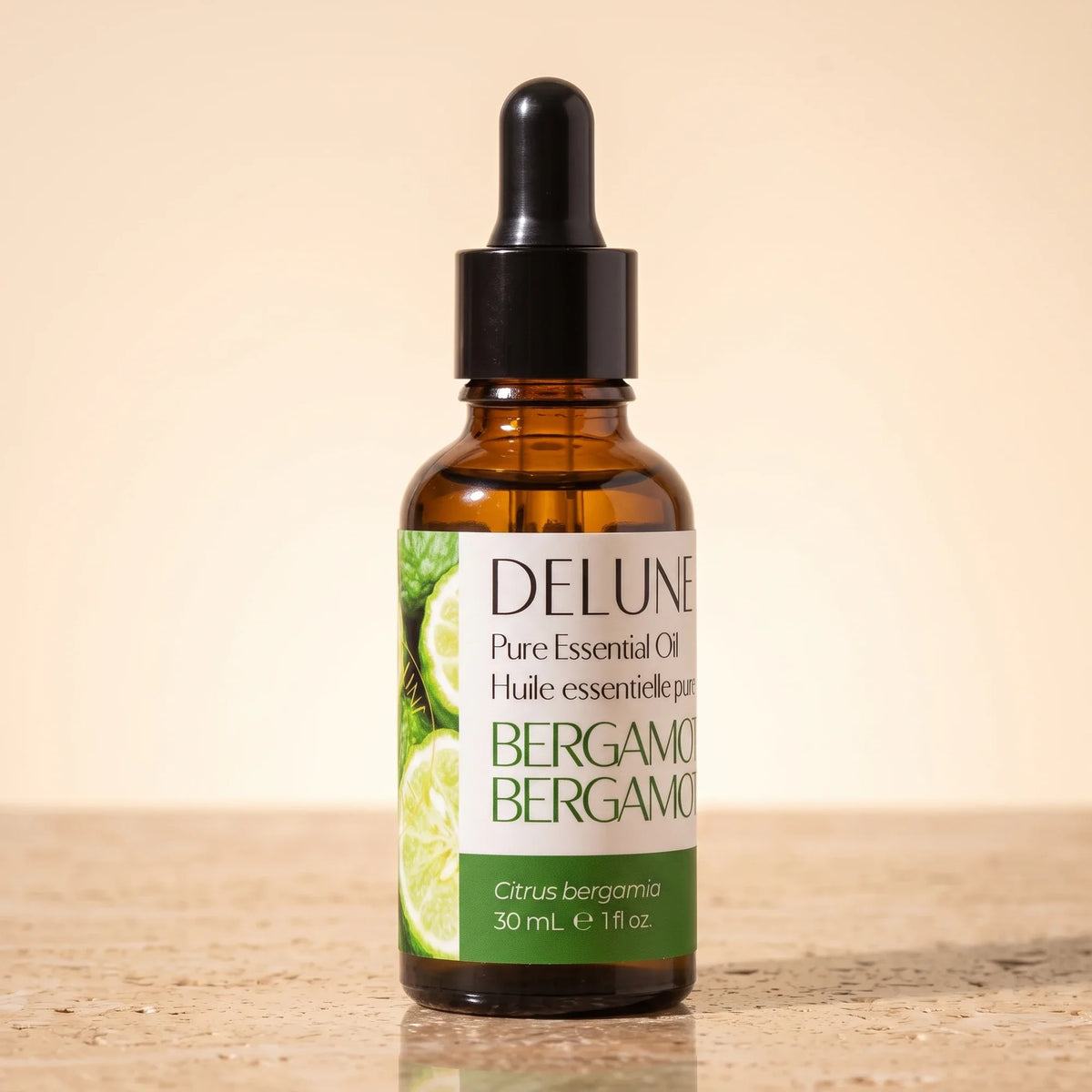 Óleo essencial puro de bergamota Delune, frasco âmbar conta-gotas de 30 ml sobre travertino quente