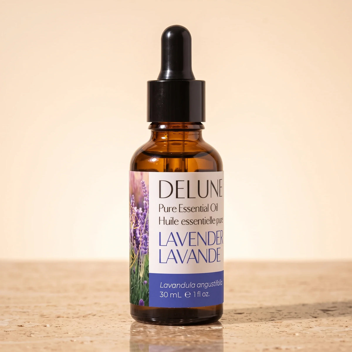 Óleo essencial puro de lavanda búlgara Delune, frasco âmbar conta-gotas de 30 ml sobre travertino quente