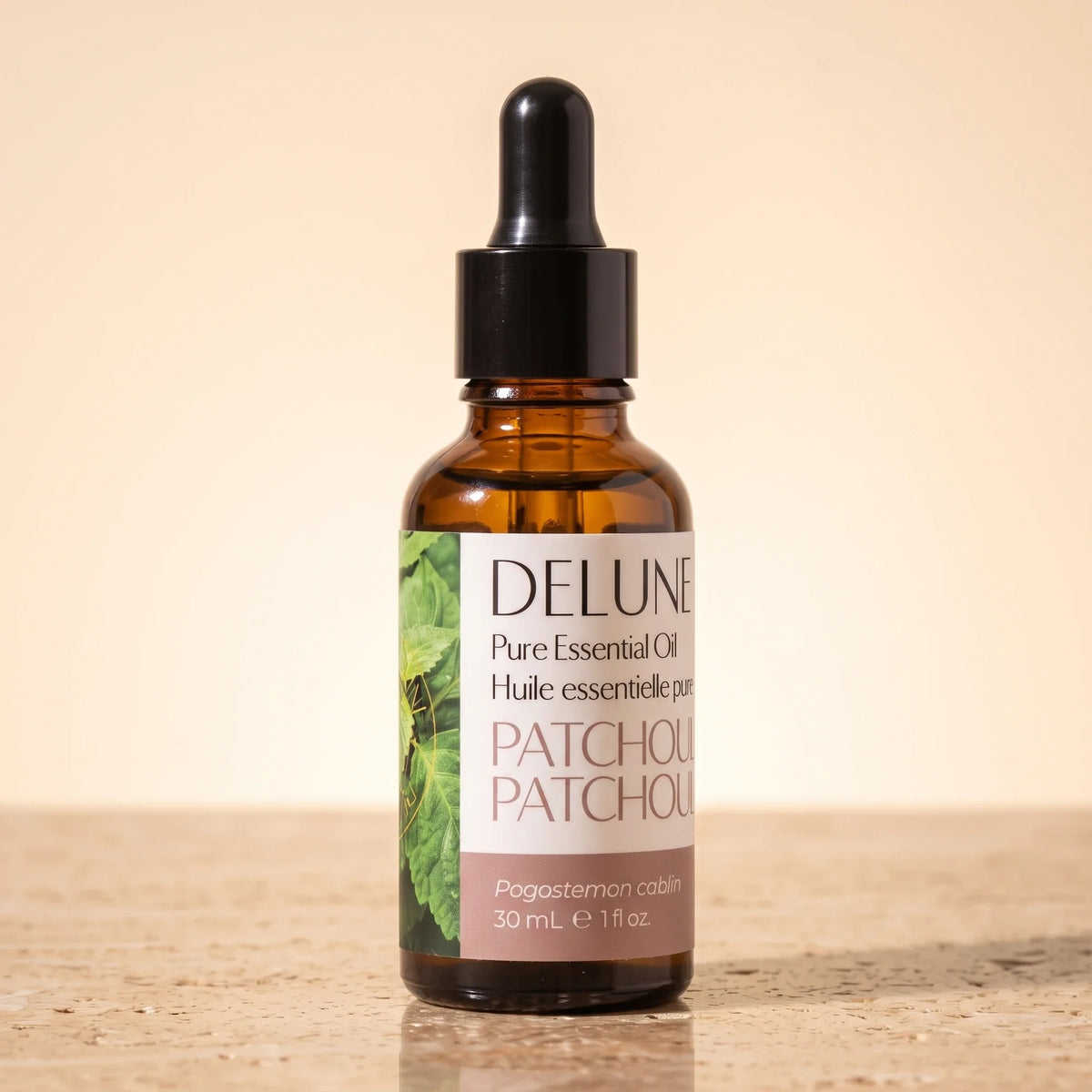 Óleo essencial puro de patchouli Delune, frasco âmbar conta-gotas de 30 ml sobre travertino quente
