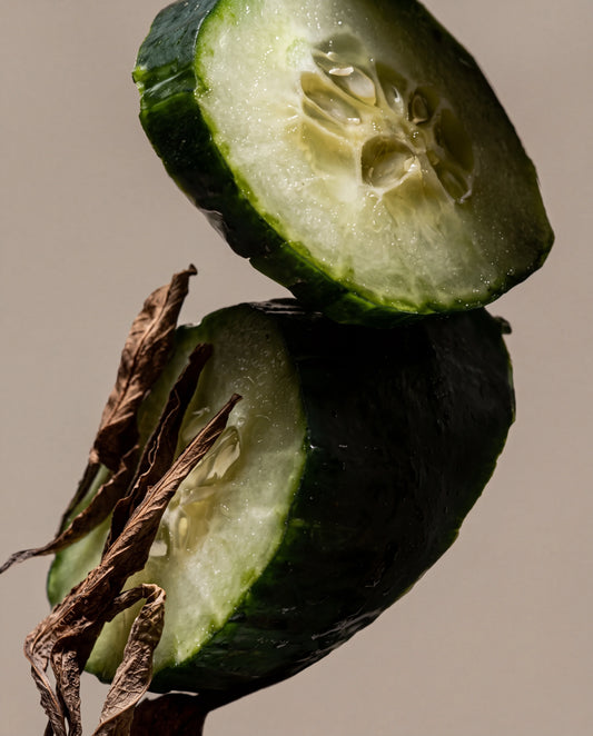 Notas de Earl Grey & Cucumber: fatias de pepino com folhas secas de chá Earl Grey