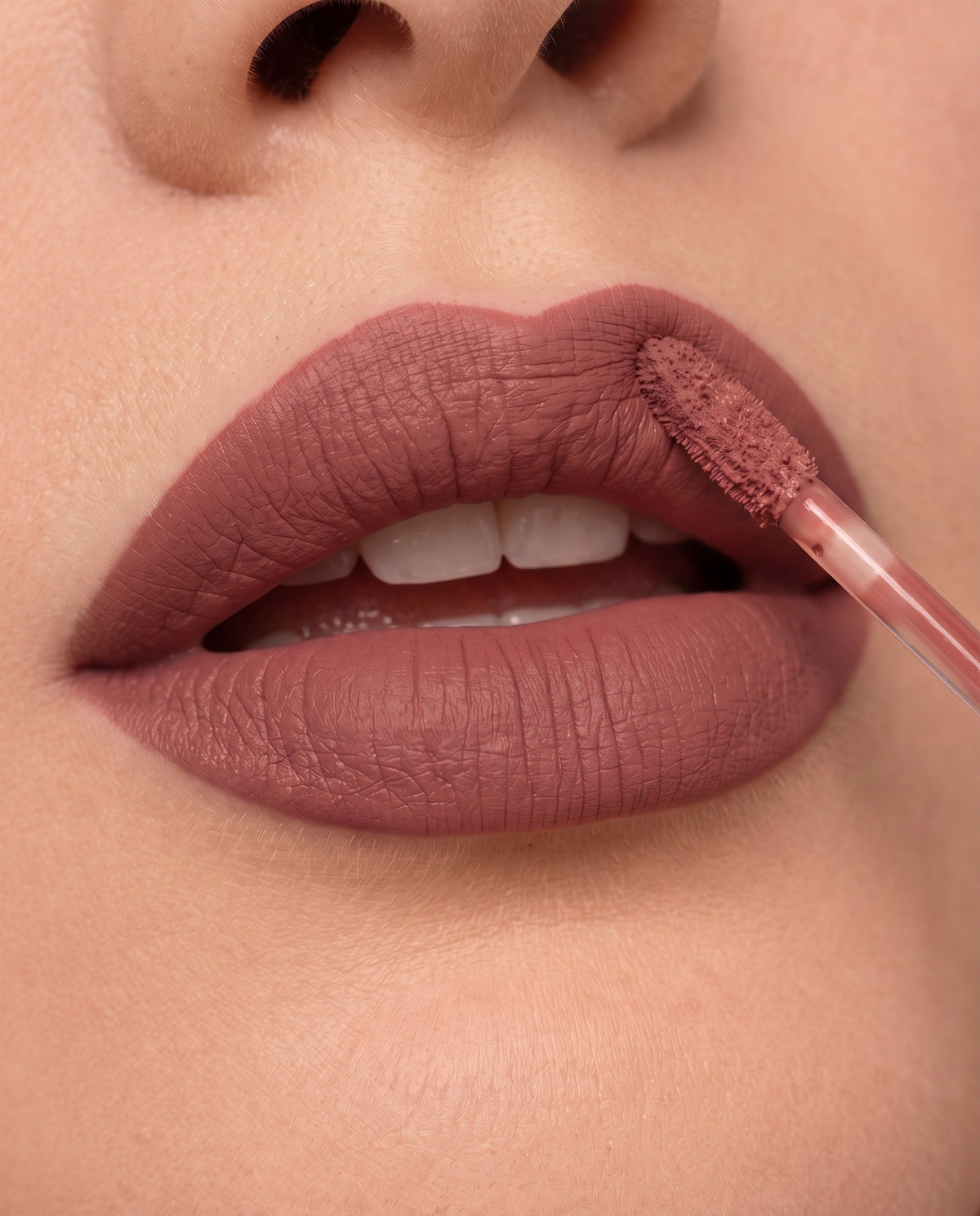 Batom LuxMatte 24 horas no tom Date in Dubai nos lábios