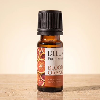 Óleo essencial puro de laranja-sanguínea Delune, frasco âmbar de 10 ml sobre travertino quente