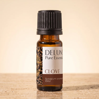 Óleo essencial puro de cravo-da-índia Delune, frasco âmbar de 10 ml sobre travertino quente
