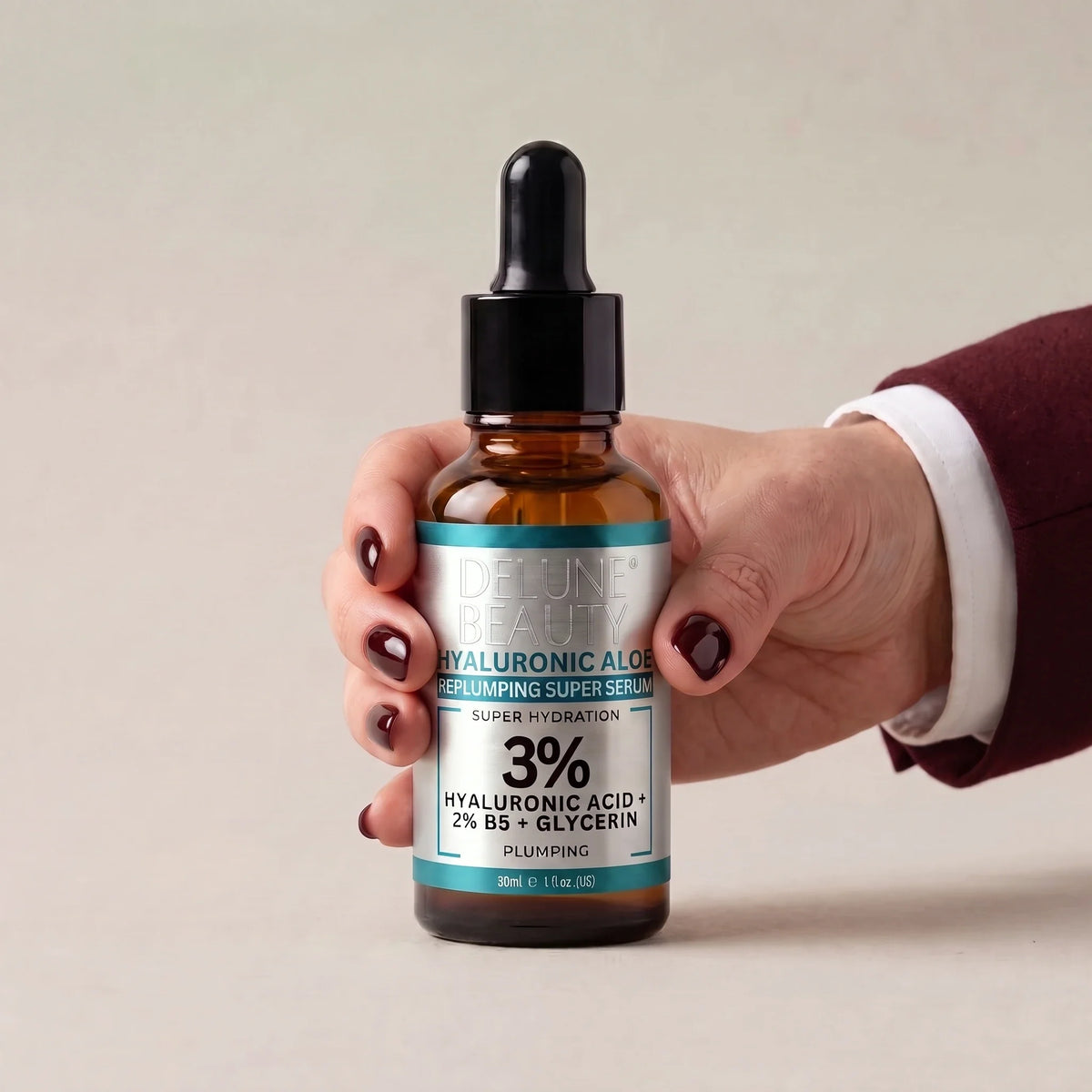 Mão segurando o Sérum facial Hyaluronic Aloe B5 Delune