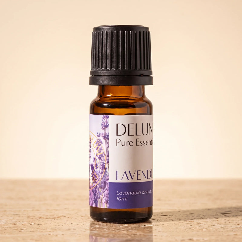 Óleo essencial puro de lavanda búlgara Delune, frasco âmbar de 10 ml sobre travertino quente