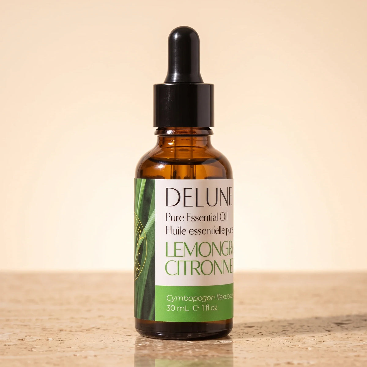 Óleo essencial puro de capim-limão Delune, frasco âmbar conta-gotas de 30 ml sobre travertino quente