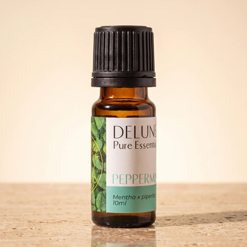 Óleo essencial puro de hortelã-pimenta Delune, frasco âmbar de 10 ml sobre travertino quente