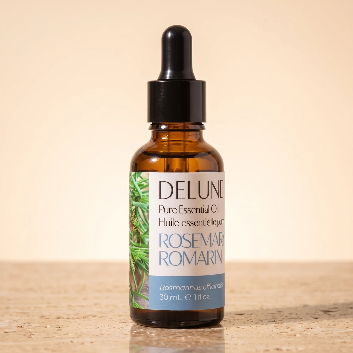 Óleo essencial puro de alecrim Delune, frasco âmbar conta-gotas de 30 ml sobre travertino quente