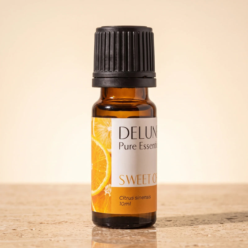 Óleo essencial puro de laranja-doce Delune, frasco âmbar de 10 ml sobre travertino quente