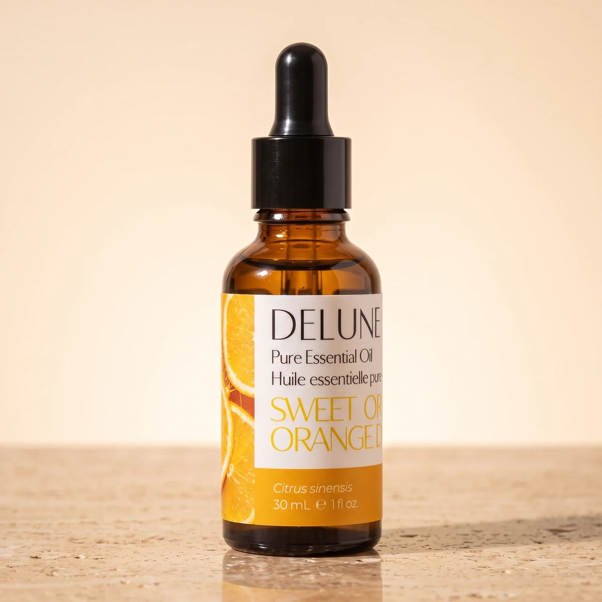 Óleo essencial puro de laranja-doce Delune, frasco âmbar conta-gotas de 30 ml sobre travertino quente
