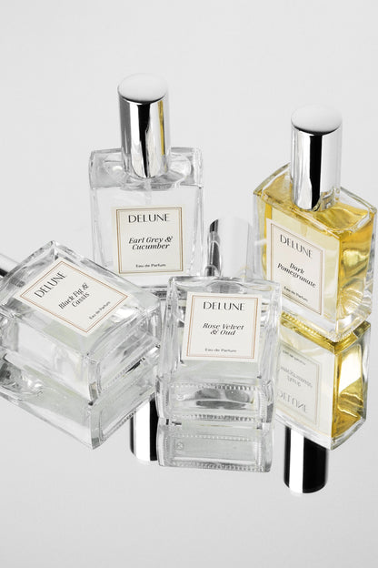Coleção de Eau de Parfum Delune: frascos de vidro transparente com tampas prateadas