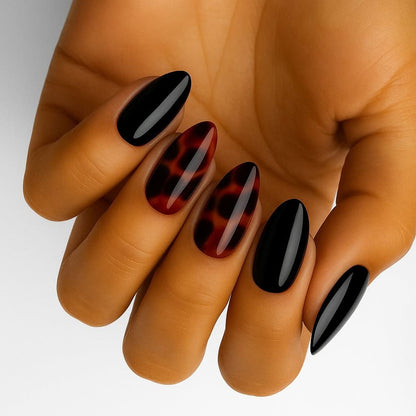 Tortoiseshell Noir (adesivos de unha sem UV): close de unhas amendoadas que misturam preto brilhante e tortoiseshell