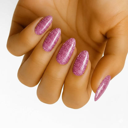 Glitter Bug (adesivos de unha sem UV): close de unhas amendoadas com glitter rosa cintilante
