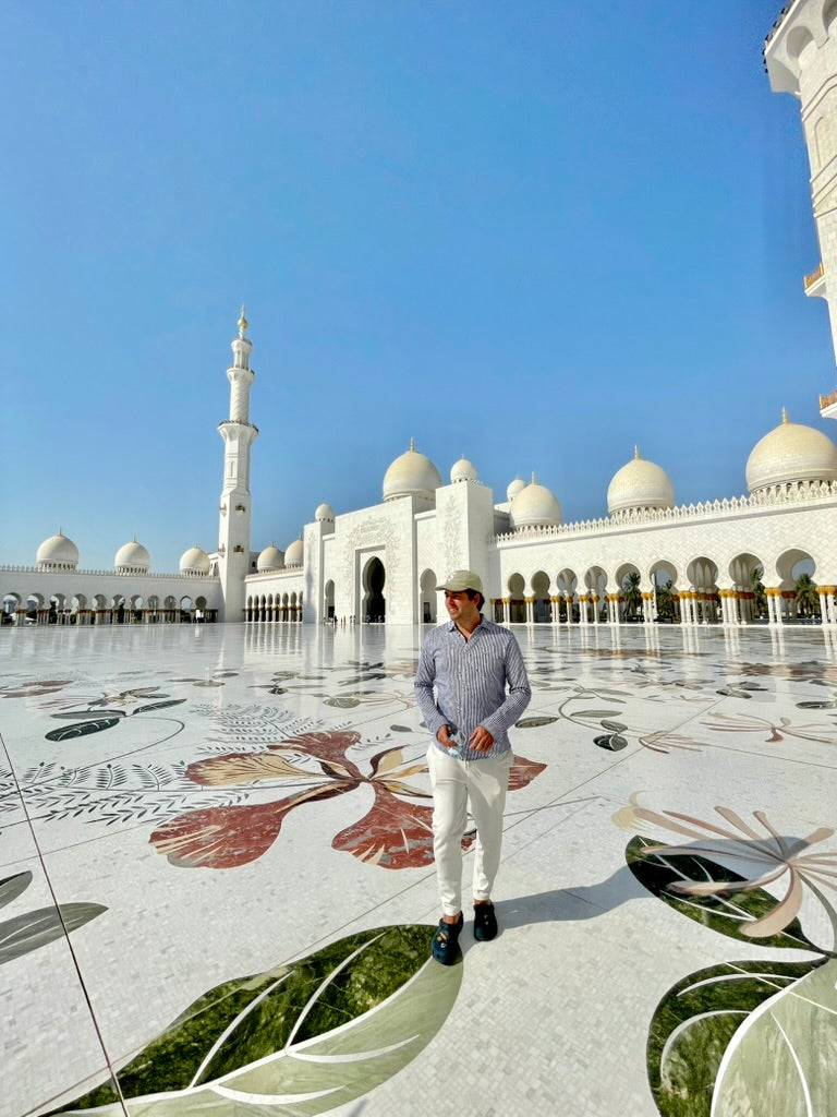 Luigi, fundador da Delune, na Grande Mesquita Sheikh Zayed, em Abu Dhabi