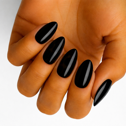 Noir (adesivos de unha sem UV): close de unhas amendoadas pretas brilhantes